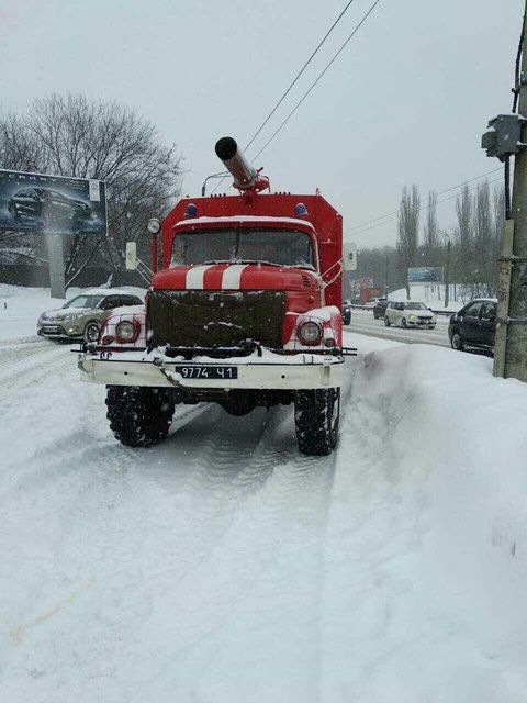 Водителей спасали из снежных ловушек. Фото: facebook.com/DSNSKyiv