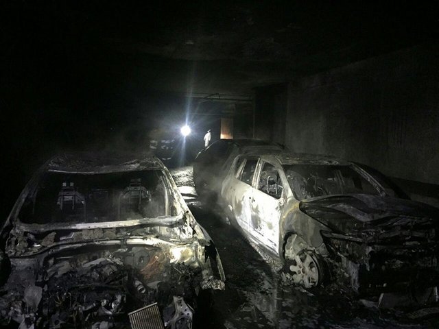 <p>Вогонь знищив два автомобілі, ще два серйозно пошкоджені. Фото: facebook.com/DSNSKyiv</p>