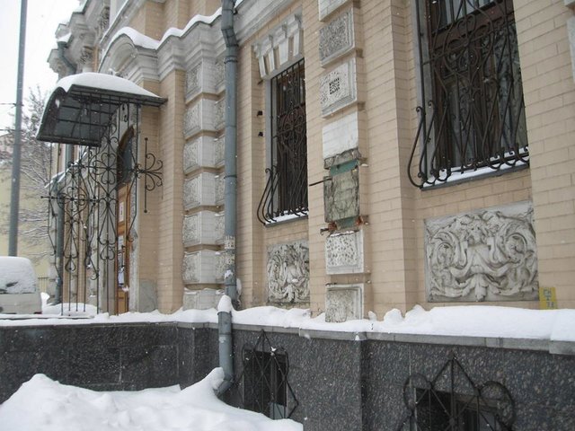 <p>Фасад. На стіні, де знаходився бюст з меморіальною дошкою, тепер стирчить арматура&nbsp;mvduk.kiev.ua</p>