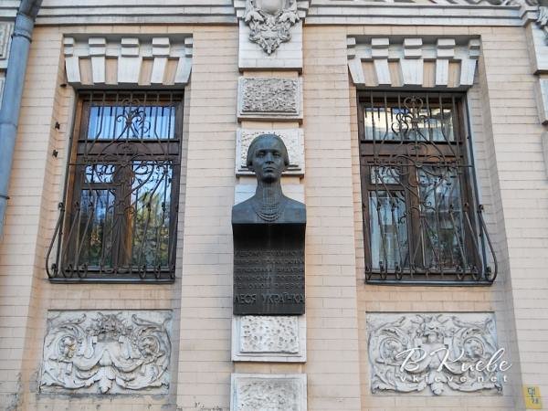 Фасад. На стене, где находился бюст с мемориальной доской, теперь торчит арматура mvduk.kiev.ua
