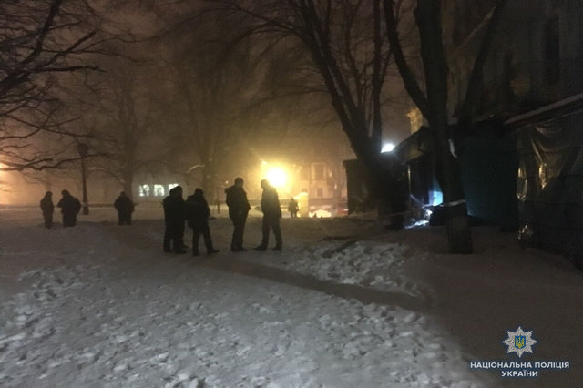 В центре. На месте происшествия на улице Владимирской правоохранители обнаружили тубус. Фото: ГУ НП Киева