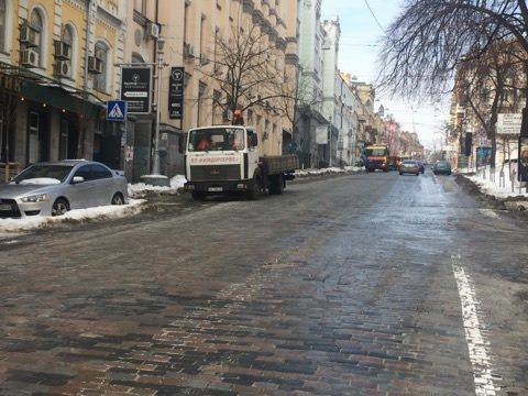 Эвакуация авто. Фото: facebook.com/kievtransport