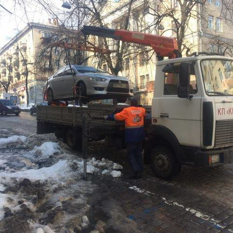 Эвакуация авто. Фото: facebook.com/kievtransport