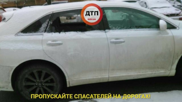 <p>Разбиты окна в нескольких машинах. Фото: facebook.com/dtp.kiev.ua</p>