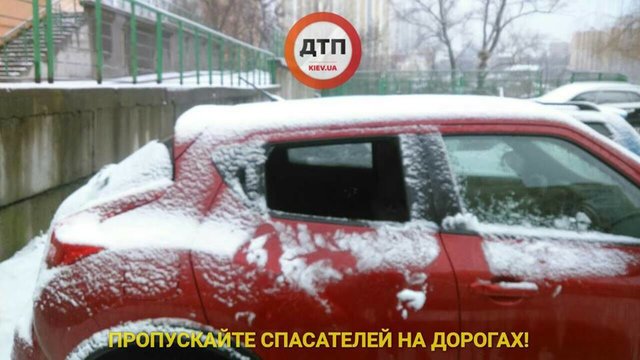 Разбиты окна в нескольких машинах. Фото: facebook.com/dtp.kiev.ua