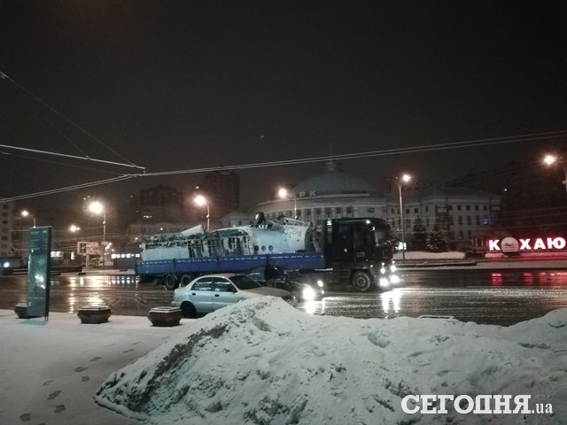 <p>Незвичайний вантаж. Вантажівка ненадовго зупинилася на площі Перемоги. Фото: Д. Бунецький</p>