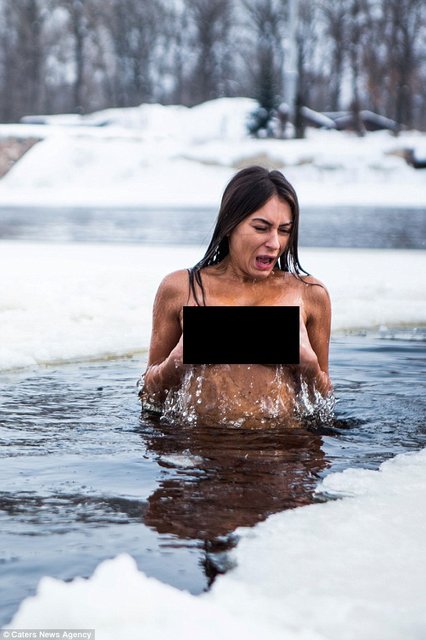Натуральные голые сиськи русской в холодной воде (15 фото эротики)