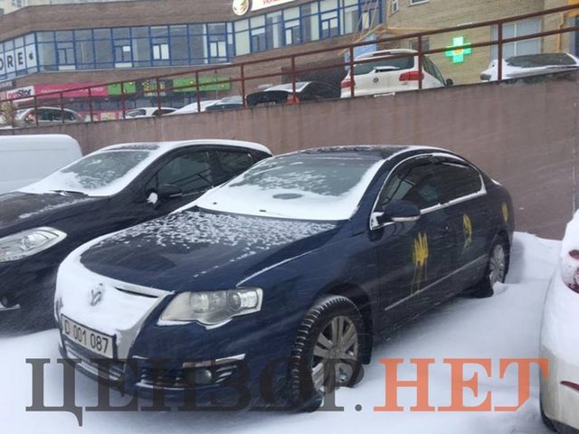 Авто российских дипломатов "украсили" украинской символикой. Фото: Цензор