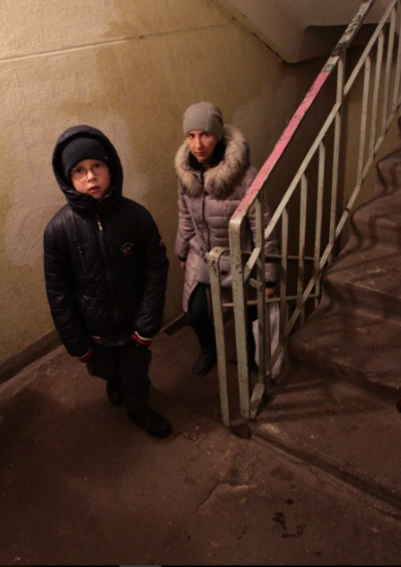 <p>Ліфт не працює. Мешканці 16-поверхівки на проспекті Маяковського, 36/7, два місяці ходять пішки</p> | Фото: Григорій Салай