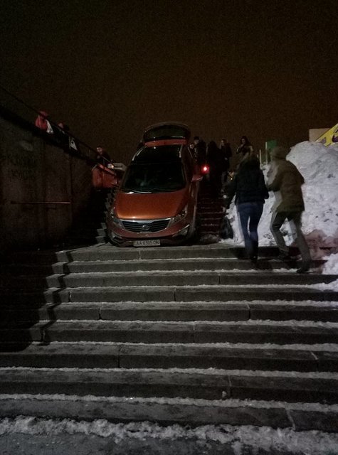 <p>"Парковка" на сходинках. Фото: Сергій Щасливий (Автомобільний Київ)</p>