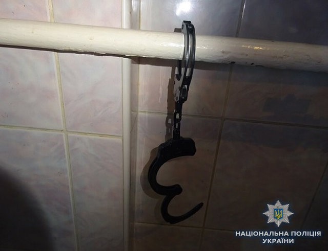 Мужчина наручниками пристегнул квартиранта к батарее. Фото: kyiv.npu.gov.ua