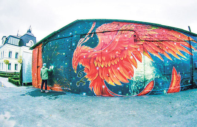 Птица феникс. Необычное граффити в Виннице стало подарком директору предприятия от сотрудников