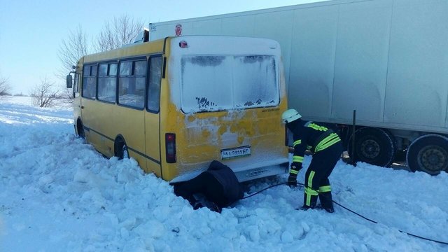Спасатели помогали водителям. Фото: kyivobl.dsns.gov.ua
