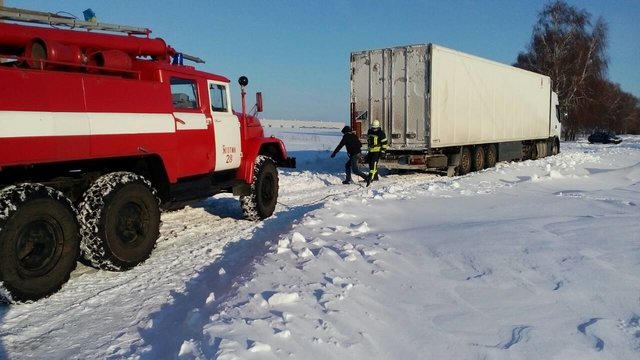 Спасатели помогали водителям. Фото: kyivobl.dsns.gov.ua