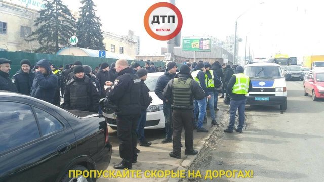 <p>Працівники Нацполіціі проводять слідчі дії на території заводу &laquo;Атек&raquo;. Фото: facebook.com/dtp.kiev.ua</p>