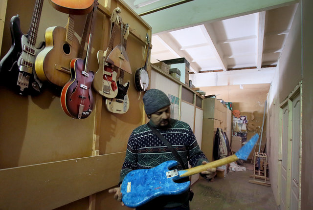 Самая первая. Гитара сделана поварским топором на кухне | Фото: Александр Яремчук