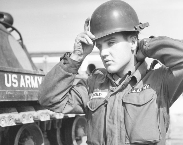 Элвис Пресли на службе в армии. Фото: gettyimages