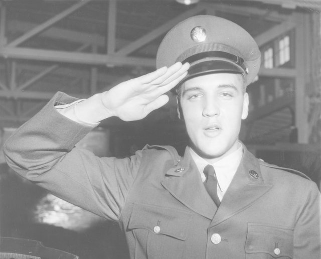 Элвис Пресли на службе в армии. Фото: gettyimages