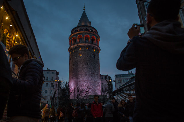 Знаменитая Галатская башня в Стамбуле, Турция, без подсветки на Час Земли. 2017 год | Фото: Фото: Getty