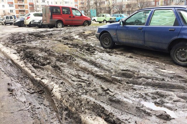 Авто разносят грязь. Фото: facebook.com/andreev.solomianka