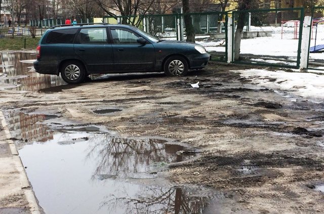 Авто разносят грязь. Фото: facebook.com/andreev.solomianka