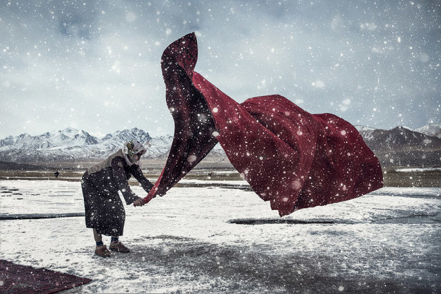 Китай. Работа во время снегопада.  | Фото: Фото Zhou Jianguang | Sony World Photography Awards 2018