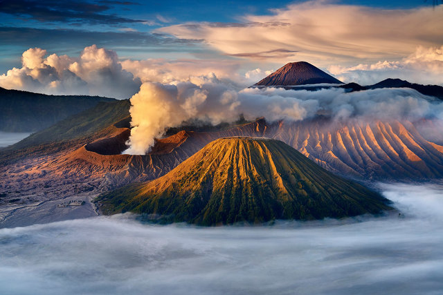 Бромо — действующий вулкан в Индонезии, входящий в вулканический комплекс Тенгер. Расположен на востоке острова Ява. | Фото: Фото Kyaw Win Hlaing | Sony World Photography Awards 2018