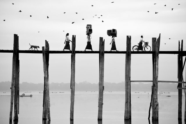 Это деревянный мост Убэйн в Амарапуре, округ Мандалай, Мьянма. Самый длинный и самый старый мост в мире, сделанный из тика.  | Фото: Фото Suphakaln Wongcompune | Sony World Photography Awards 2018