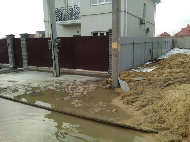 <p>Двори затопило. Фото: kyivobl.dsns.gov.ua</p>