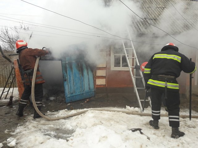 <p>Рятувальники встановили, що горить гараж, який прибудований до господарської будівлі. Фото: kyivobl.dsns.gov.ua</p>