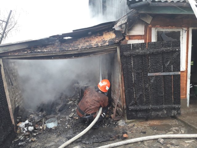 <p>Рятувальники встановили, що горить гараж, який прибудований до господарської будівлі. Фото: kyivobl.dsns.gov.ua</p>
