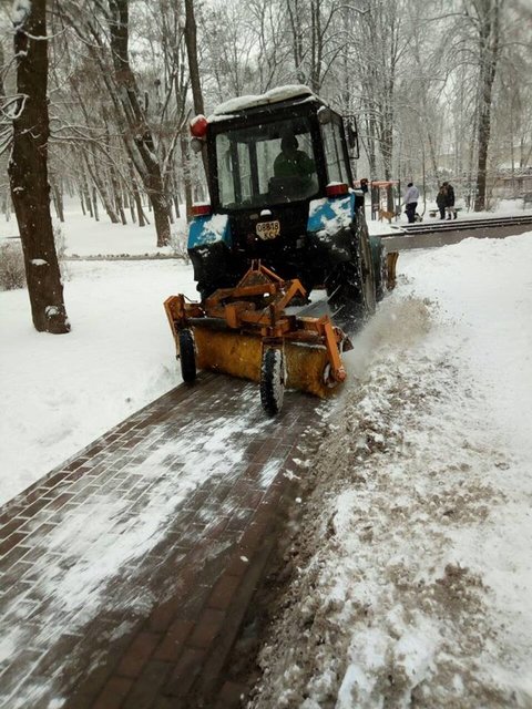 Комунальникам знову довелося вийти на прибирання снігу. Фото: КП СЗН Подільського району
