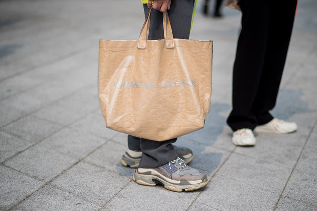 Кроссовки Balenciaga, сумка бренда Comme des Garcons | Фото: Getty