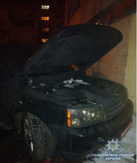На улице загорелся Range Rover, во время тушения которого произошел взрыв. Фото: kyiv.npu.gov.ua
