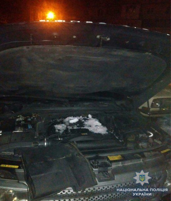 На улице загорелся Range Rover, во время тушения которого произошел взрыв. Фото: kyiv.npu.gov.ua