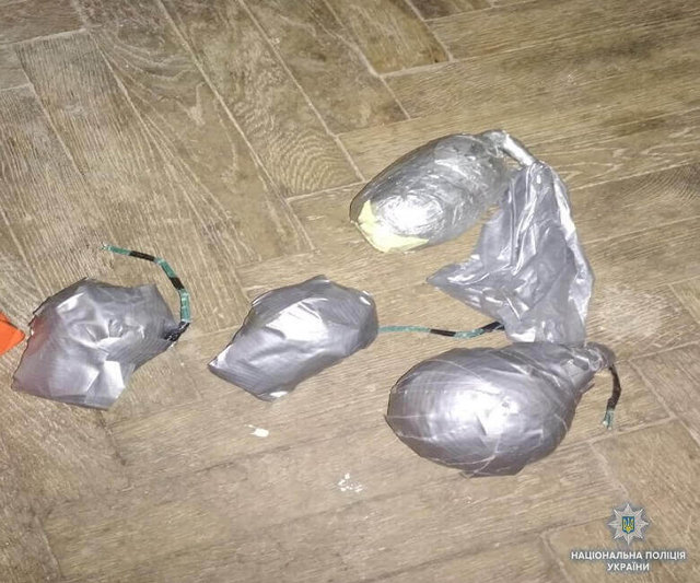 <p>Поліція під час обшуку знайшла боєприпаси та наркотики. Фото: kyiv.npu.gov.ua</p>