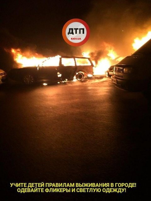 Пожар начался ночью. Фото: facebook.com/dtp.kiev.ua