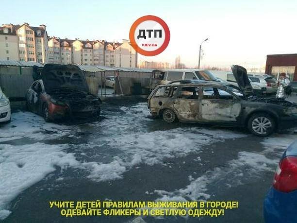 Пожар начался ночью. Фото: facebook.com/dtp.kiev.ua