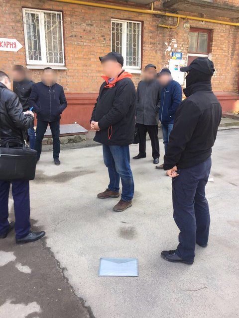 Взяточников задержали. Фото: facebook.com/kyiv.gp.gov.ua