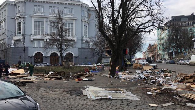 В Киеве демонтировали один из последних "шанхаев" в центре. Фото: facebook.com/dbelotserkovets