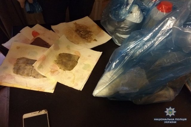 Злоумышленники оборудовали лабораторию по изготовлению наркотиков в арендованной квартире. Фото: kyiv.npu.gov.ua