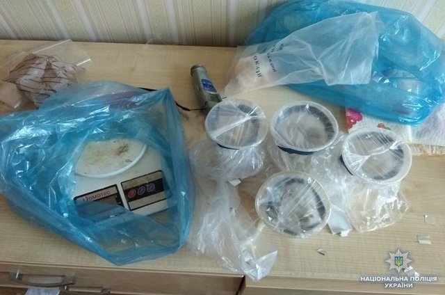Злоумышленники оборудовали лабораторию по изготовлению наркотиков в арендованной квартире. Фото: kyiv.npu.gov.ua