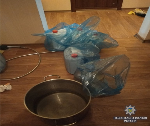 <p>Зловмисники обладнали лабораторію з виготовлення наркотиків в орендованій квартирі. Фото: kyiv.npu.gov.ua</p>