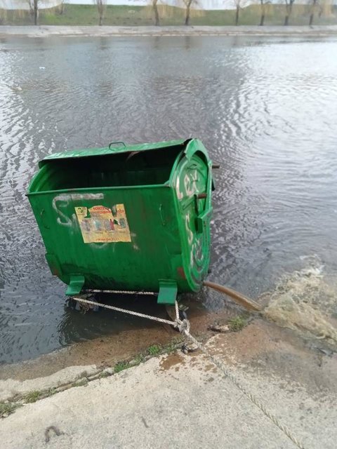 <p>Водолази витягли сміттєвий контейнер. Фото: facebook.com/pleso2016</p>
