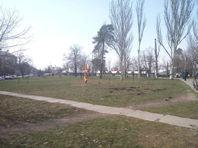 <p>Кіоск на зеленій зоні днем в п'ятницю знесли. Фото: facebook.com/VasylSalatov</p>