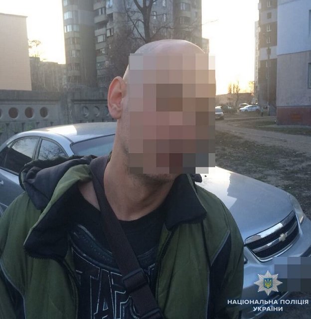 Мужчину задержали на почте. Фото: kyiv.npu.gov.ua