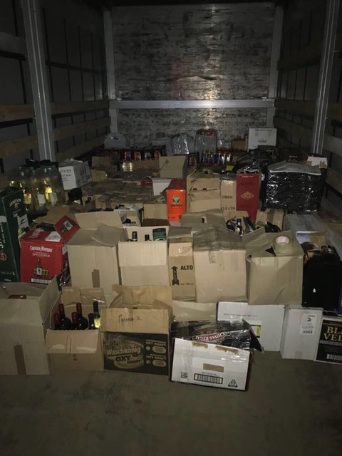 Правоохранители изъяли более 1 тыс. бутылок алкогольных изделий. Фото: facebook.com/kyiv.gp.gov.ua