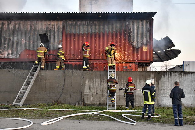Огонь охватил площадь 500 квадратных метров. Фото: informator.ua