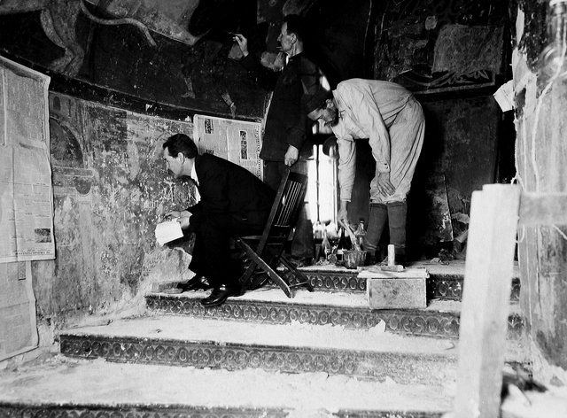 1930-е годы. Ученые реставрируют фрески в южной башне. Фото: Нацзаповедник 