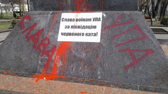 Пам'ятник облили фарбою. Фото: facebook.com/ps.kyiv